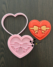 Cuore con fiocco in rilievo in 3D 9cm - 3d Selling